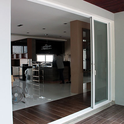 multi tracks sliding door